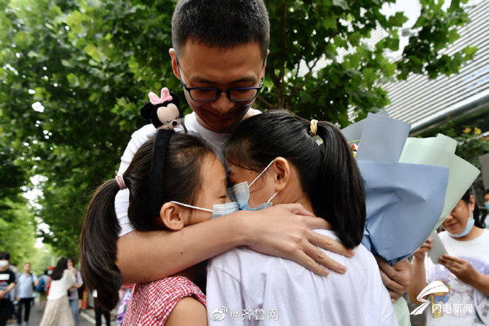鲜花|定格高考结束瞬间，鲜花、拥抱、还有妈妈的吻
