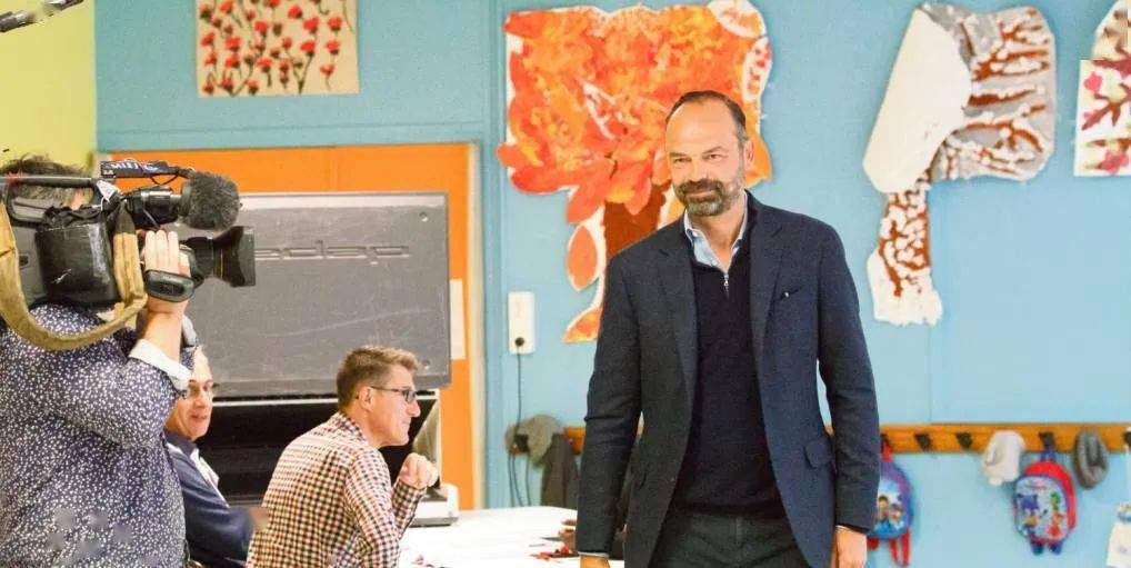 法国总理|刚刚请辞的法国总理，星战迷、打拳击，还是位有衣品的美男子