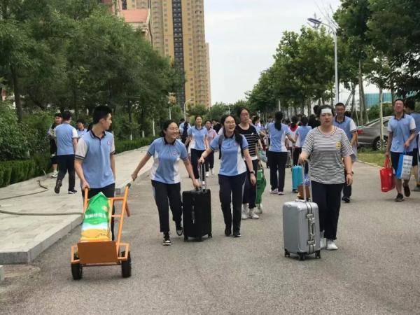 烟台|终于考完了！烟台考场外这一幕看着看着就忍不住了……