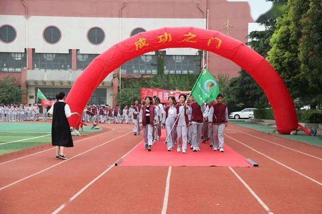 海州实验中学党委书记,校长刘洪超,副校长赵大中等校领导出席仪式