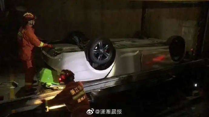 湖州|小车刚开进停车场，连人带车直坠十米电梯井！视频曝光……