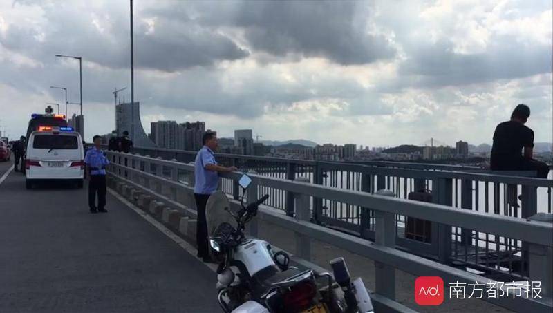 20岁男子在江门外海大桥跳桥江门中山警民联手救人