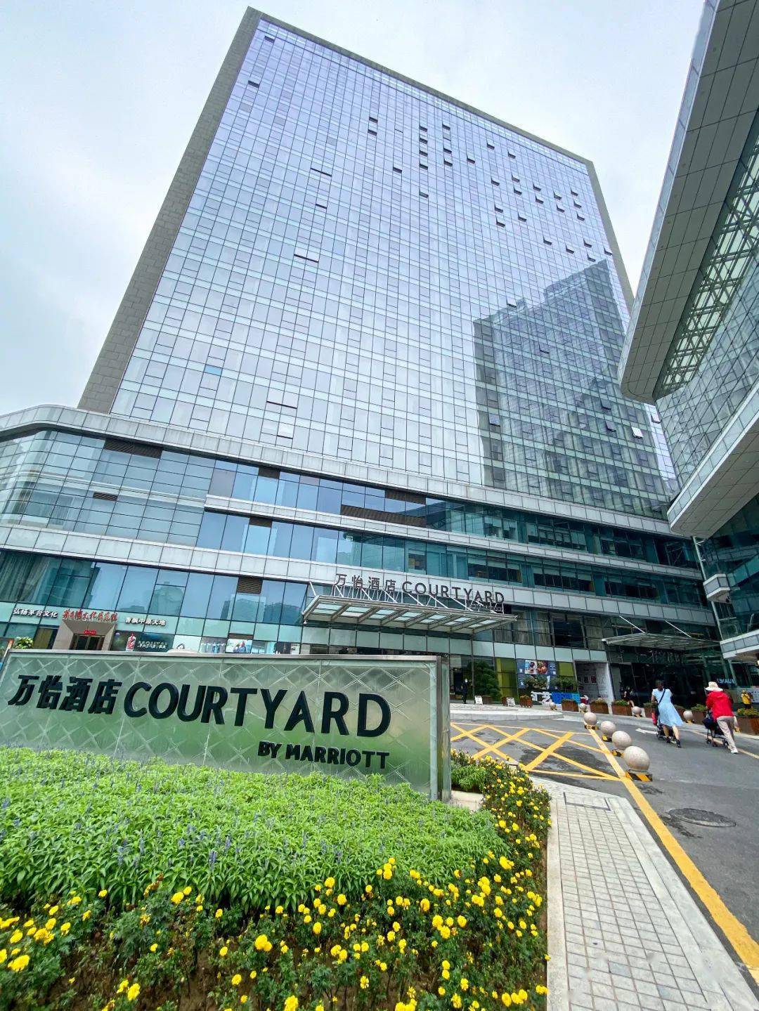 坐落在郑东新区高铁站商圈核心地带,距离郑州东站只有10分钟步行距离