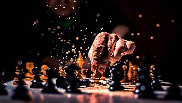 产品|爆款基金“超级周”首日战绩：7只基金首发，华安、南方基金破300亿