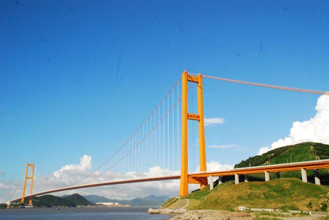 西堠门大桥建于2009年12月,是 当时世界最大跨度钢箱梁悬索桥, 大桥