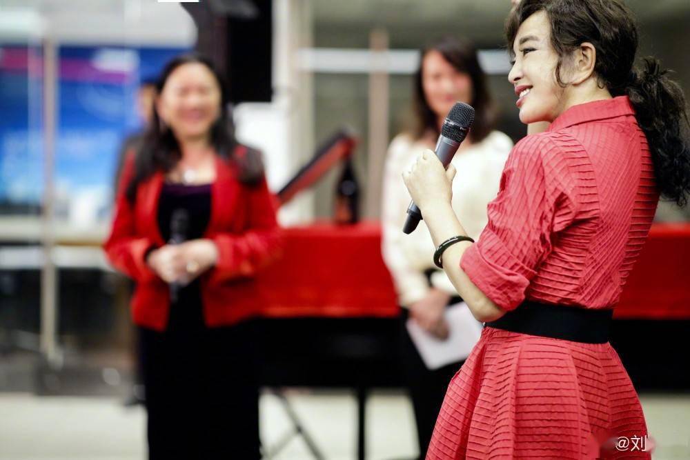 书法展|刘晓庆举办书法展，胸前超大翡翠抢镜，天价珠宝多到戴不完