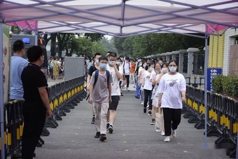 "蜀城中学吴老师则说:"我们蜀城中学是六个班,共有约300个学生.