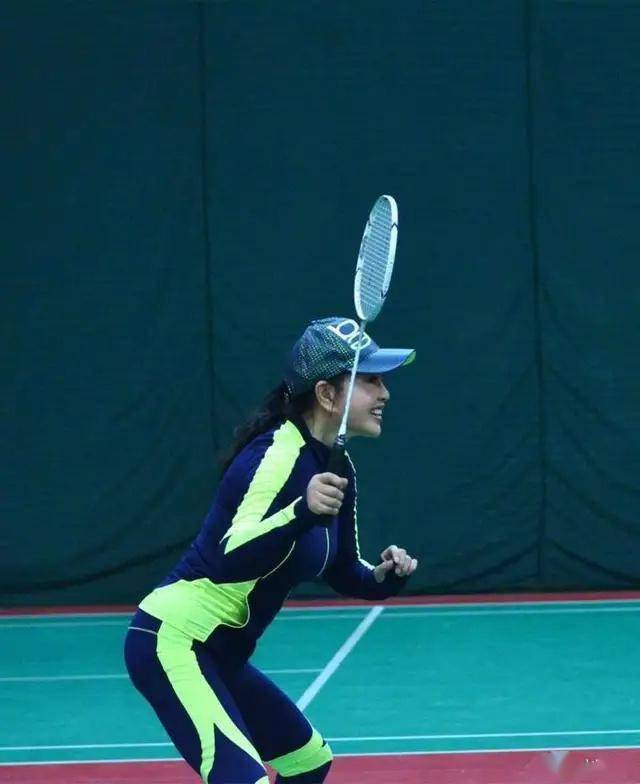 书法展|刘晓庆举办书法展，胸前超大翡翠抢镜，天价珠宝多到戴不完