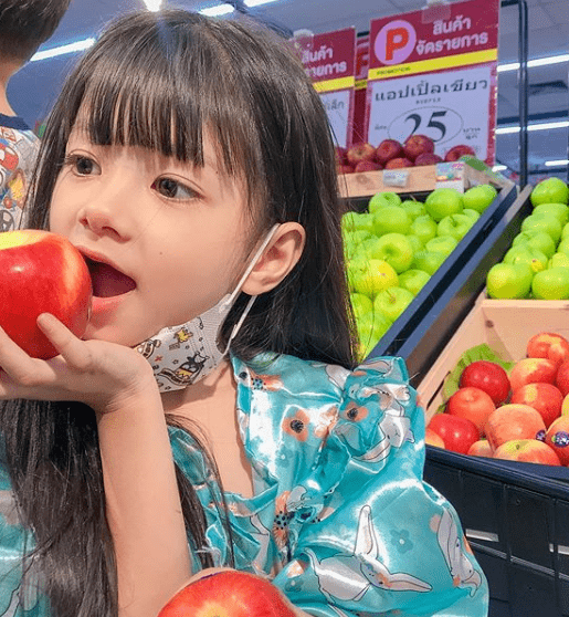 Onew|泰国6岁小萝莉凭借一组照片火爆ins，网友直呼：又来骗我们生女儿！