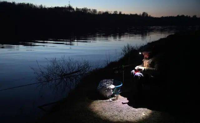 时候|有饵料就能钓好鱼，错！还得准备好这些夏季夜钓