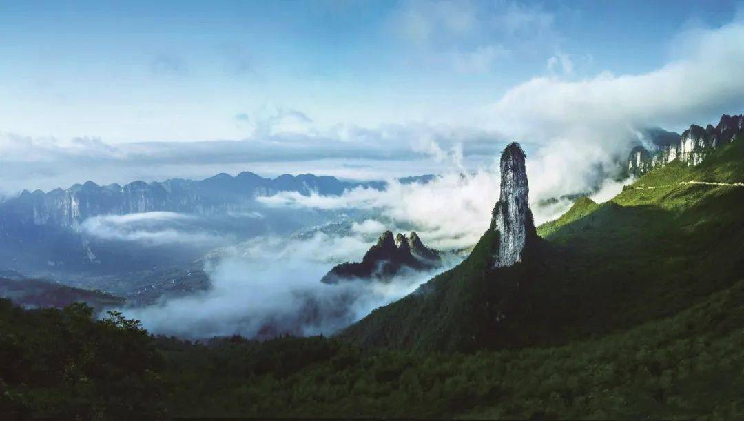 恩施州地处湖北省西南边陲,与长江三峡,张家界两大国家级风景旅游区