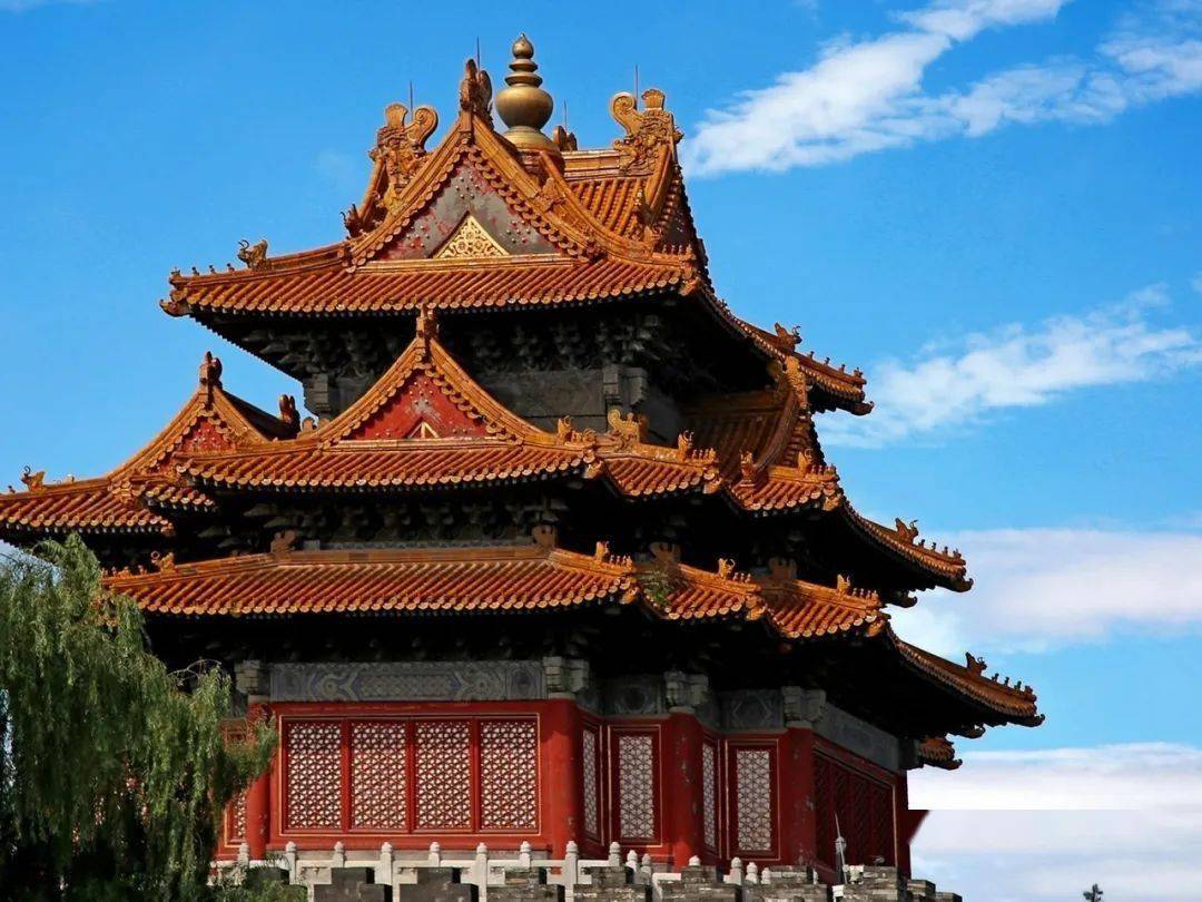 故宫角楼(歇山顶)优雅的大屋顶是中国古代传统建筑最突出的形象特征之