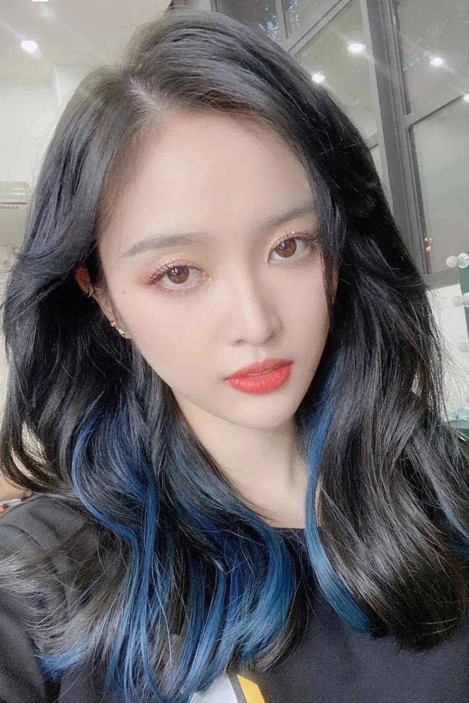 刘海|看了杨超越、Jennie们的非主流挑染 我居然有点心动