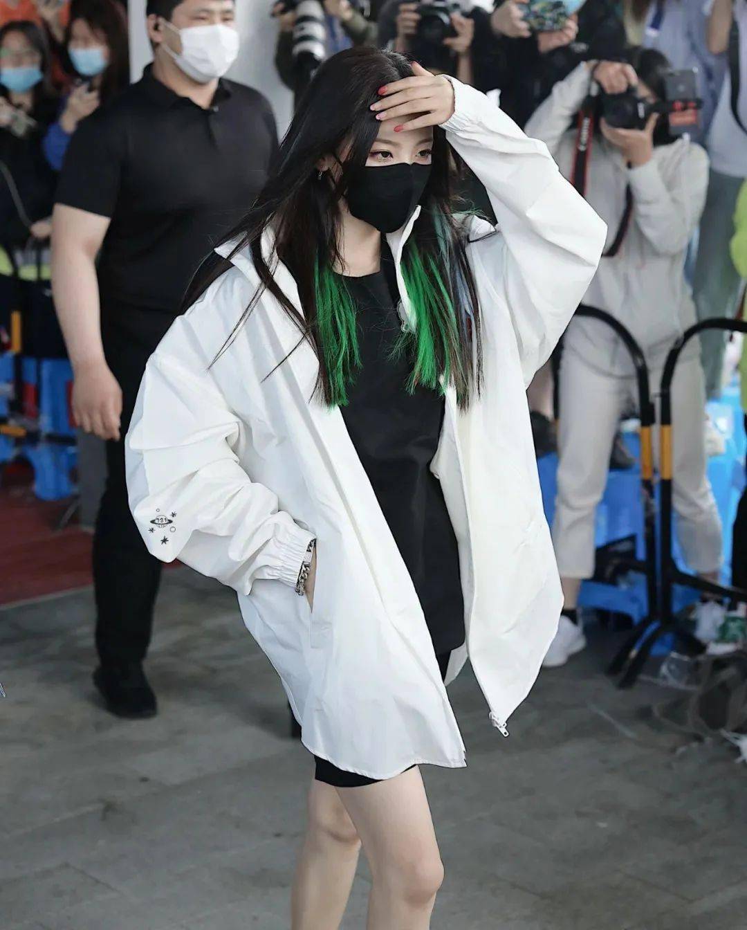 刘海染|看了王一博的新发色,我又动心了…