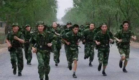 两年义务兵退伍,还是转一期士官五年兵好?军中干部会这么选