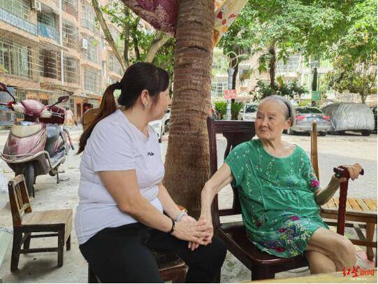 结局|她背94岁老人回家躲雨，结果路上不小心摔了……结局很暖