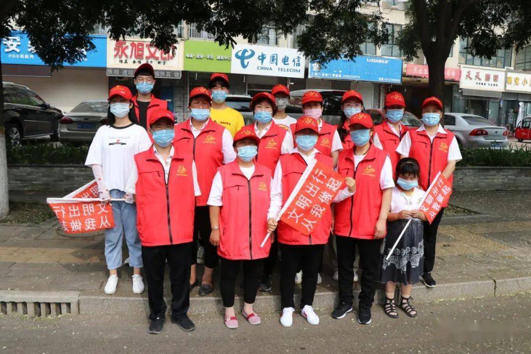 弘宇志愿服务队志愿者在盛东广场路口执勤爱帮家政志愿服务队志愿者