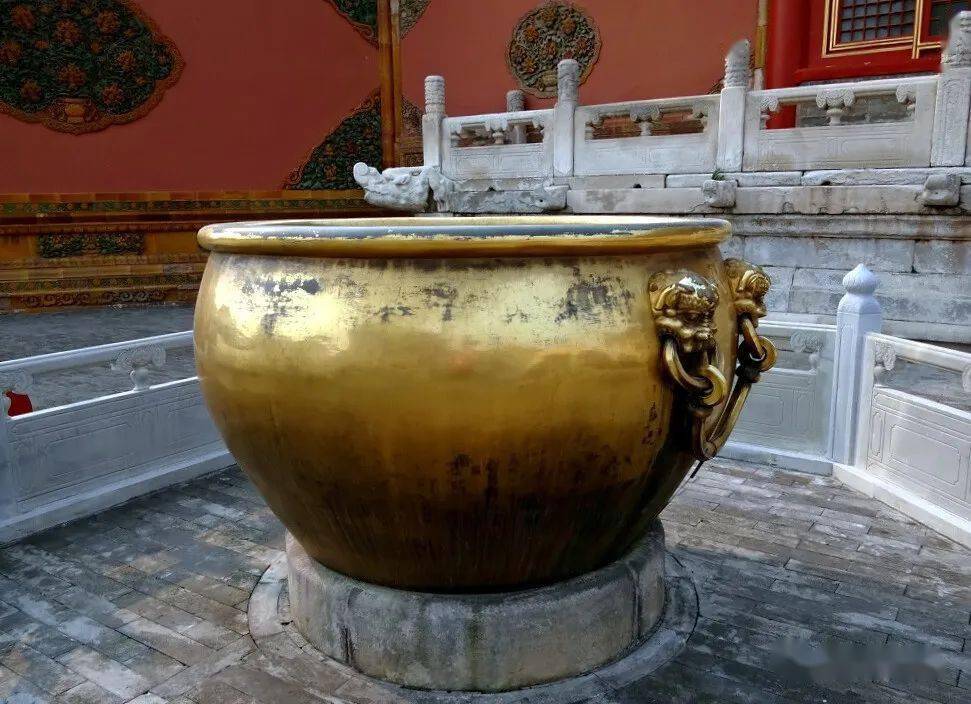 缸是鎏金的紫禁城现存大小铜铁缸二三百口看上去十分华美清代则整体铸