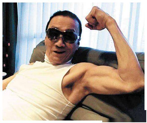 84岁谢贤出席赌王丧礼,打扮潮流精神佳,前妻亲密露腰感情好