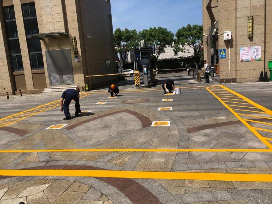 在消防车通道出入口和路面及两侧划设醒目标志标线,设置警示标识标牌