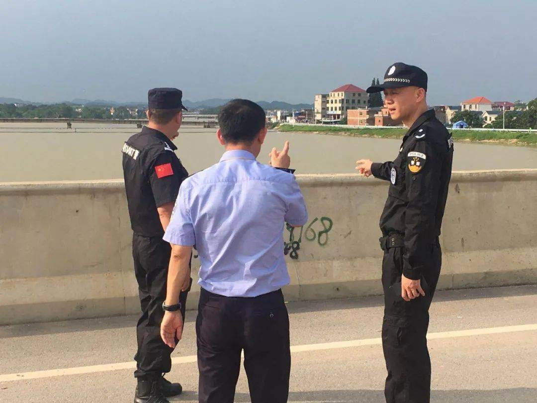 见你乘风而去愿你破浪而归信州公安奔赴抗洪战场