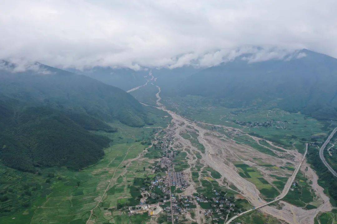 凉山州冕宁县发生强降雨,引发山洪2020年6月26日21时许