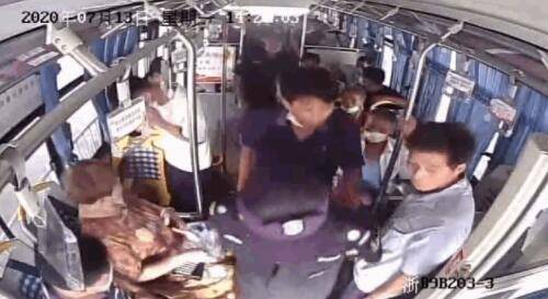 胡师傅|男子公交车上吸烟被劝阻，竟两次冲打司机！关键时刻，刚高考完的他两次出手…