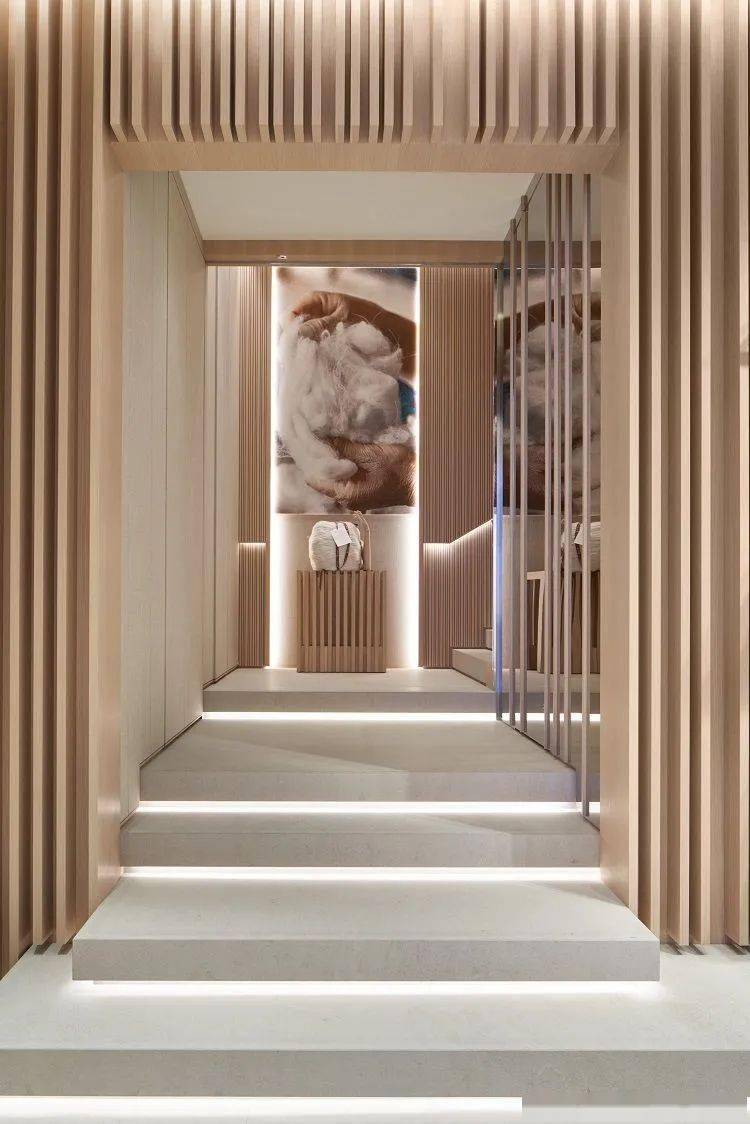 银座|LVMH 在东京银座的两个奢侈品店,丝般金属和水晶玻璃,各有各的高级