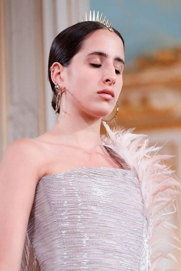 高定|美中带飒！对决于每一寸肌肤的高定细节，赋予了女性之美的全新定义