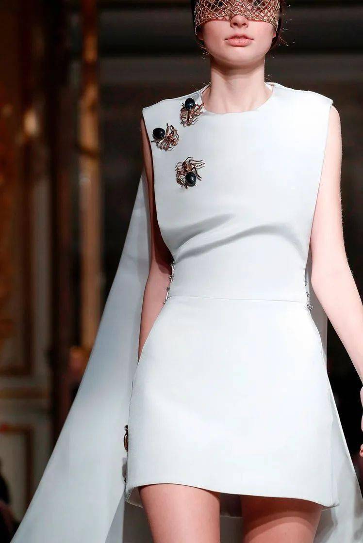 高定|美中带飒！对决于每一寸肌肤的高定细节，赋予了女性之美的全新定义