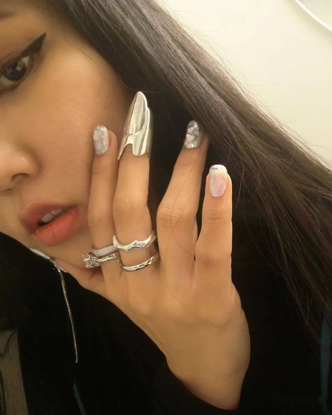 美甲|?新趋势：身上衣服几十万，手上戒指几百块
