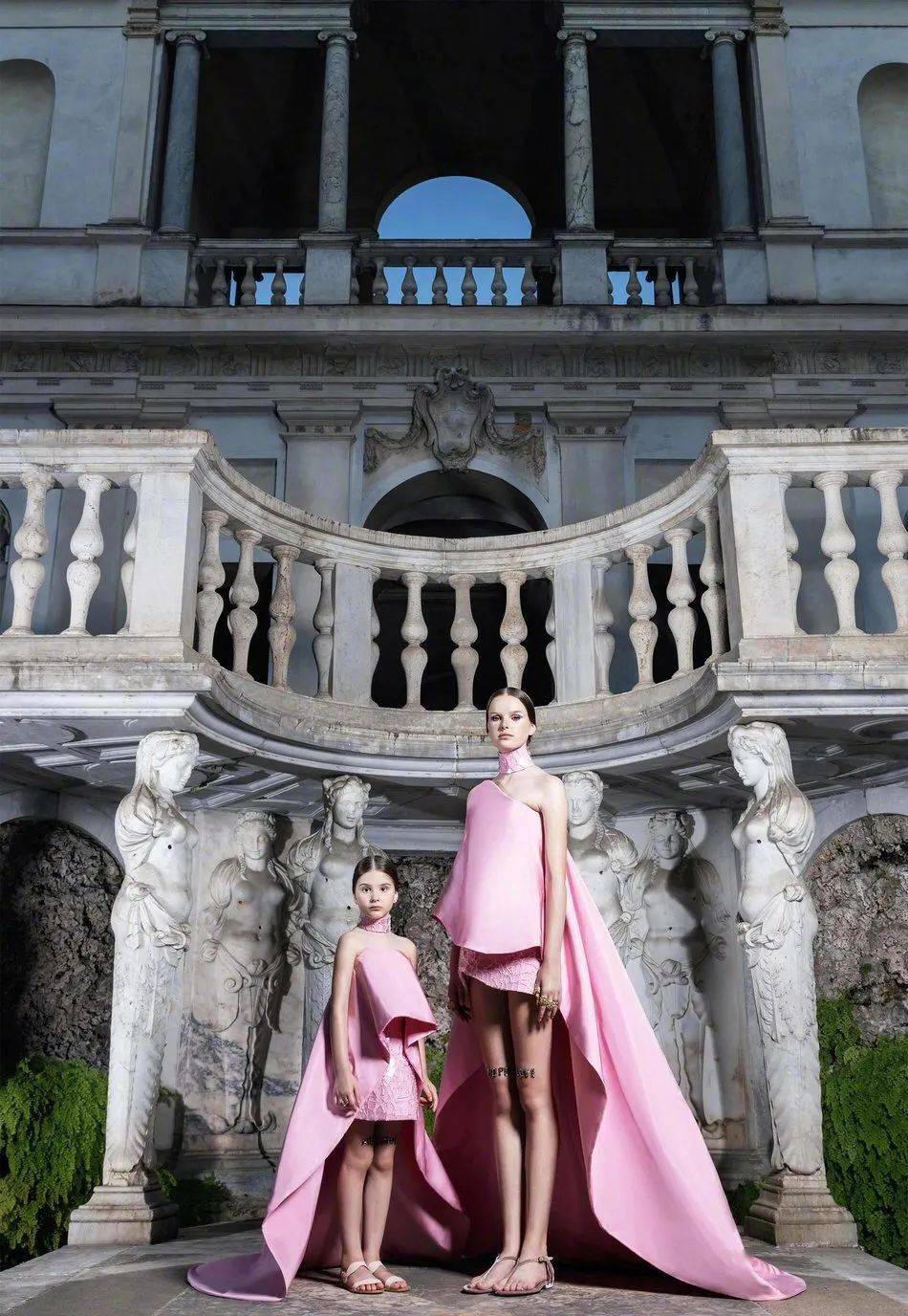 高定|美中带飒！对决于每一寸肌肤的高定细节，赋予了女性之美的全新定义