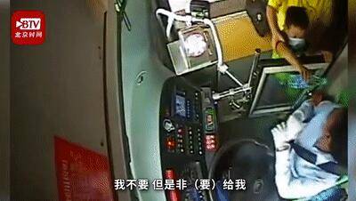 祖国|小男孩在公交车上走来走去...司机看后直点赞！