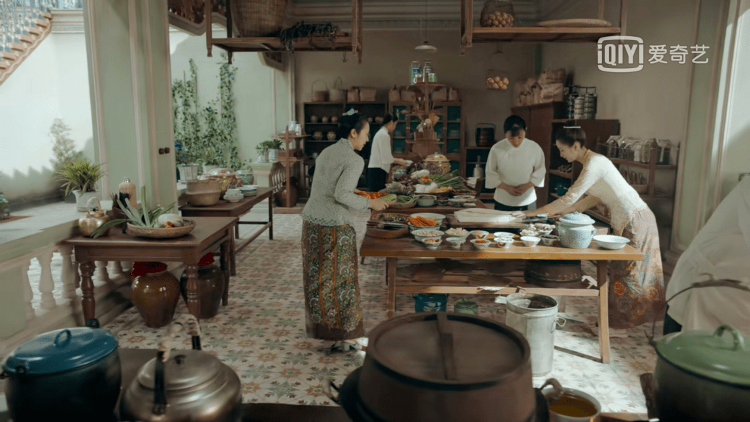 在峇峇娘惹的饮食文化中,最有代表性的当属长桌宴.