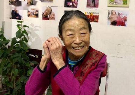 83岁“丑娘”张少华独自住院,双鼻插管面容憔悴
