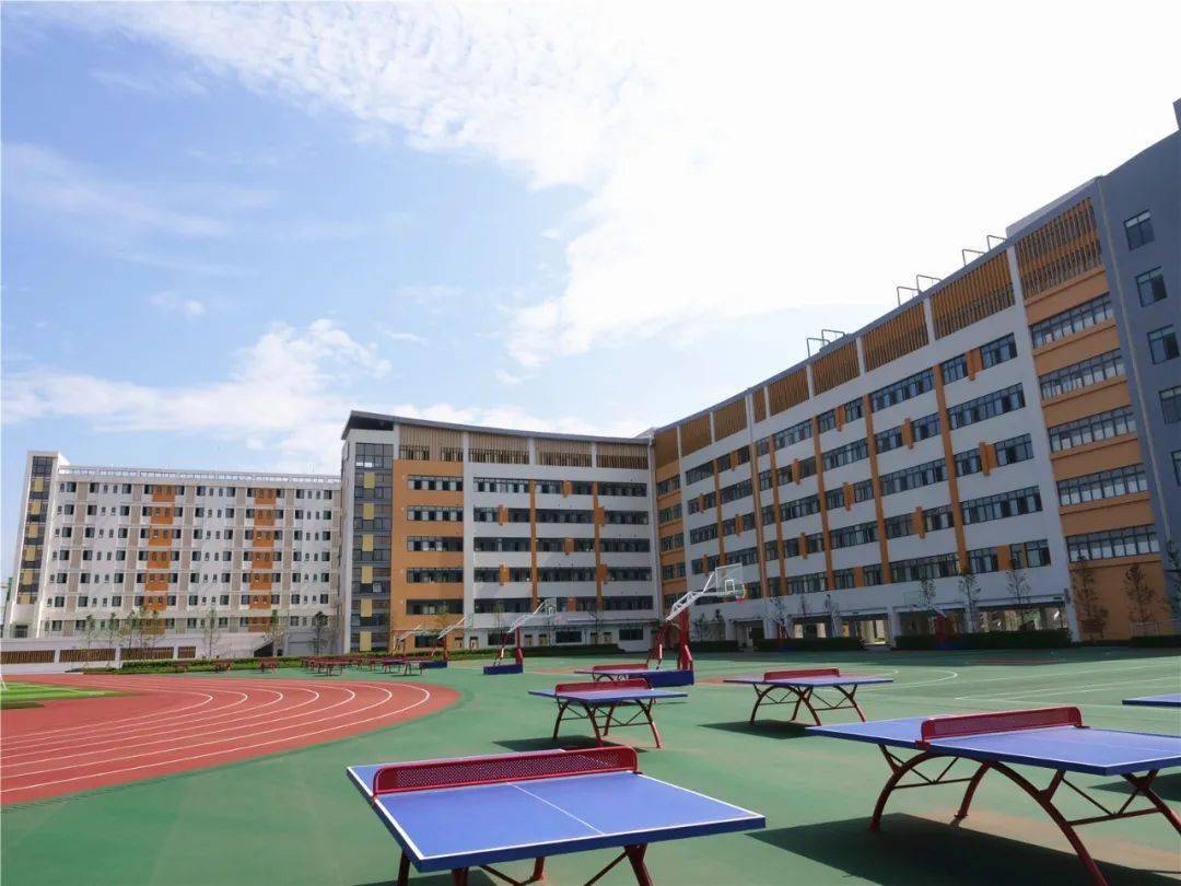 乐山立志达高级中学实景 是的,对有孩子的家庭来说,这里有  滟澜