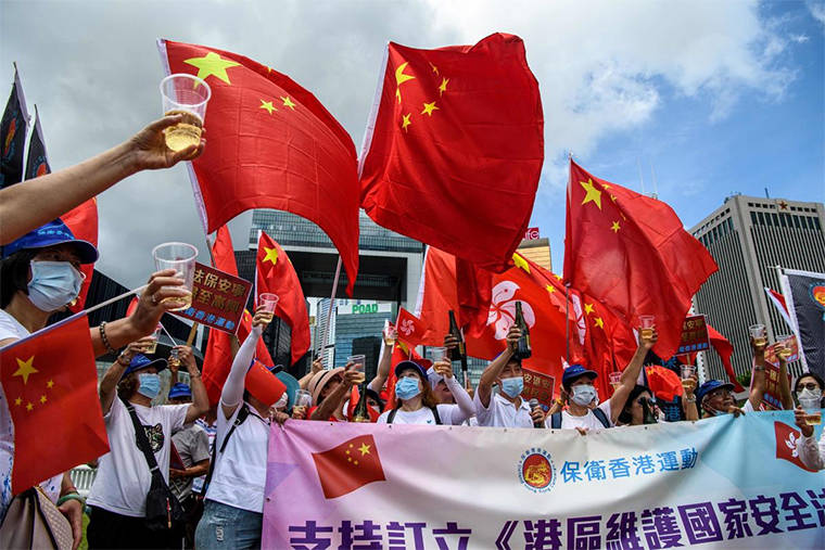 6月30日下午,一众香港市民来到铜锣湾街头举行"支持港区国安法唱国歌"