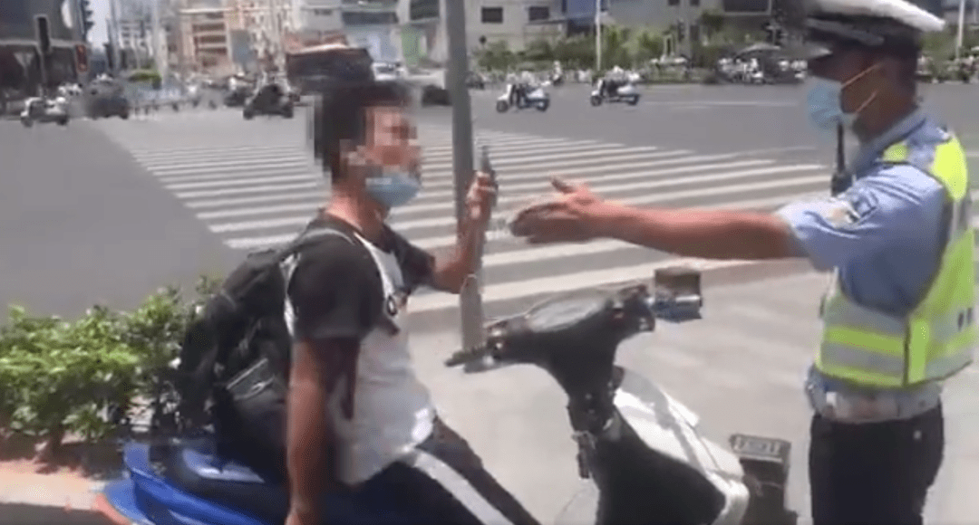 车主|“让我老爸来撞烂你的车” 豪横男被拘！