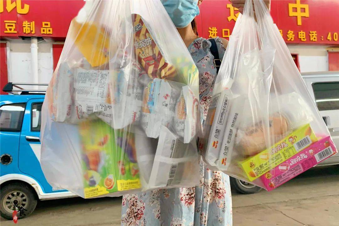 零食|在潍州路的这家被“遗忘”的批发市场里“找”回了童年...花了几块钱