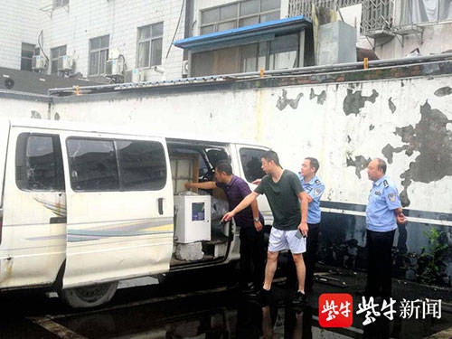 金杯|7座金杯面包车改装成“黑车”加油 两个塑料桶罐装了1.2吨汽油