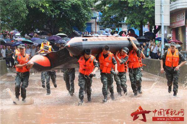暴雨|有你们在真好！重庆万州暴雨袭城 武警官兵紧急救援