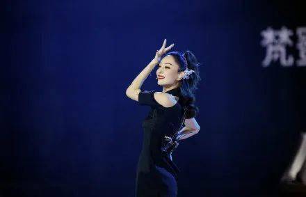 耳环|人狠话不多，厚积薄发的她们到底靠什么赢？深扒了舞台造型后大家都沉默了...