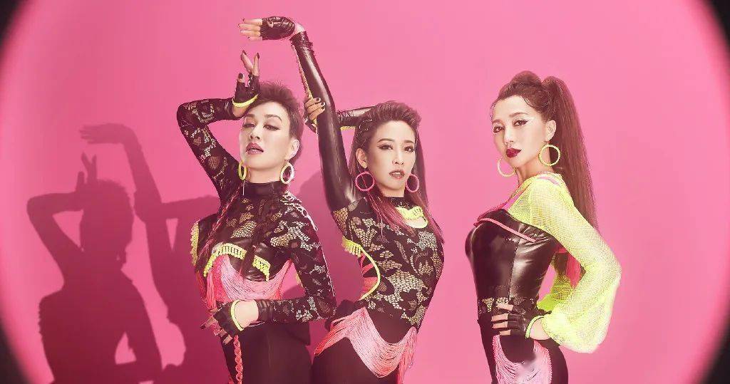 耳环|人狠话不多，厚积薄发的她们到底靠什么赢？深扒了舞台造型后大家都沉默了...