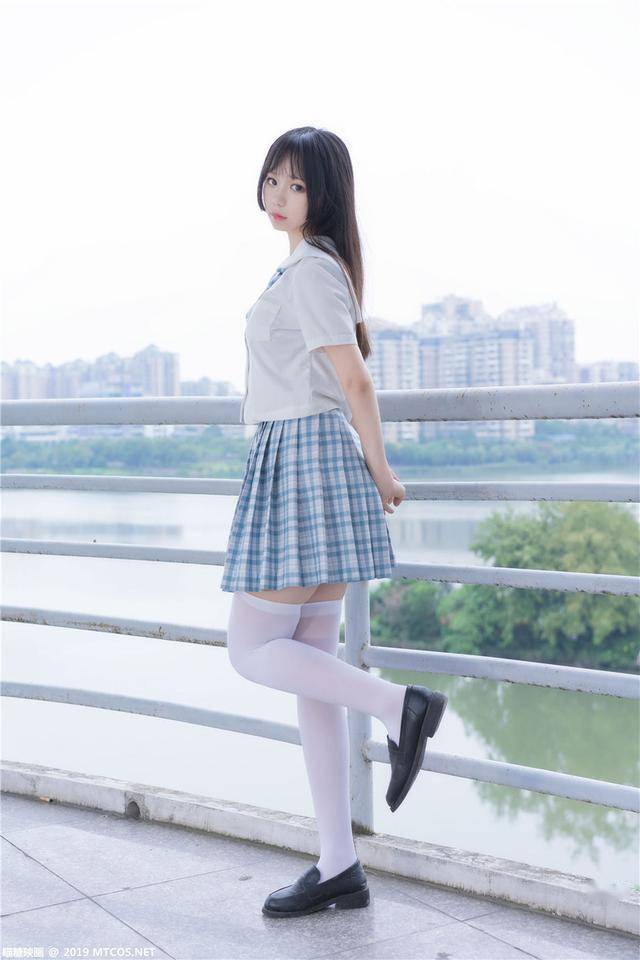 清纯学生妹街拍,美的不可方物