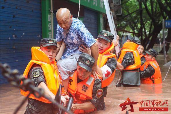 暴雨|有你们在真好！重庆万州暴雨袭城 武警官兵紧急救援