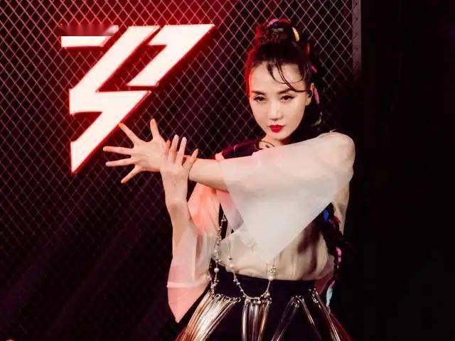 露点|宝姐：春晚露点爆红后，她却回村当村姑？归来仍是铿锵玫瑰！