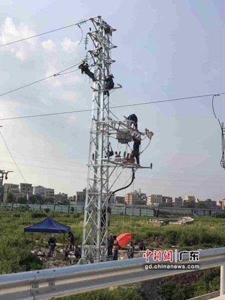 高压线迁改施工.韦相宇供图