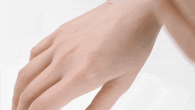 鲜肉|“少女脸”奶奶惊艳全球,61岁又泡到28岁鲜肉,网友:好狠,这女的!