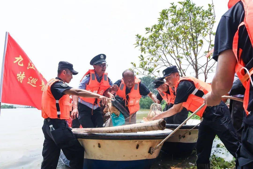 滚滚洪流里的人民警察_潘德惠