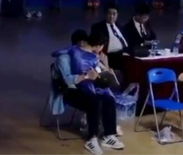 文章|文章戴金项链疯狂健身，青筋暴起一脸狠相，荷尔蒙炸裂超年轻